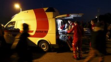 Záchranái nakládají do sanitky thotnou migrantku poblí rakousko-nmecké...