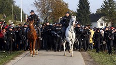 Uprchlíky na hranici Slovinska a Chorvatska hlídá policie (21. íjna 2015)