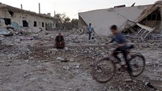 Následky bombardování ve mst Ma'arat an-Numán, které ovládají povstalci (21....