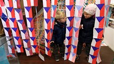 Vlajky vyráběly děti z místních škol. Vlajky vyráběly děti z místních škol.