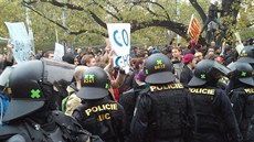 Policejní těžkooděnci na náměstí Míru v Praze rozdělili odpůrce uprchlíků od... Policejní těžkooděnci na náměstí Míru v Praze rozdělili odpůrce uprchlíků od...