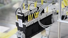 Správné zapojení kabel a funknost se testují v elektrozkuebn.