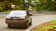 Za jízdy se Alfa 90 chová jako typický transaxle. Pohodlný sedan se sice... Za jízdy se Alfa 90 chová jako typický transaxle. Pohodlný sedan se sice...