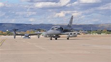 Druhý letoun z dvojice L-159 se vrací v poádku na základnu v Zaragoze