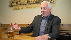 Pravoslav Němeček je ředitelem základní školy na českobudějovickém sídlišti... Pravoslav Němeček je ředitelem základní školy na českobudějovickém sídlišti...