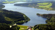 Šumavská elektrická dráha by vedla z Lipna nad Vltavou po levém břehu až do... Šumavská elektrická dráha by vedla z Lipna nad Vltavou po levém břehu až do...