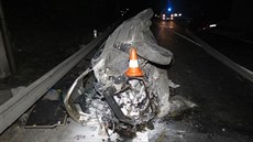 Náraz do pilíře mostu nepřežila 25letá spolujezdkyně. Náraz do pilíře mostu nepřežila 25letá spolujezdkyně.