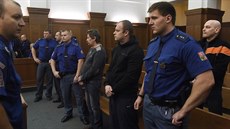 Před Krajským soudem v Ostravě stanul osmičlenný gang, který se zaměřoval na... Před Krajským soudem v Ostravě stanul osmičlenný gang, který se zaměřoval na...