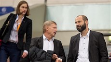 Zdeněk Ščasný (vlevo) před pohárovým zápasem na Schalke. Společnost na tribuně,... Zdeněk Ščasný (vlevo) před pohárovým zápasem na Schalke. Společnost na tribuně,...