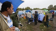 Obyvatelé stanového msteka v Calais se pipravují na píchod zimy (íjen 2015)