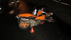 Řidič skútru v Kladně nerespektoval červené světlo na semaforu a narazil do... Řidič skútru v Kladně nerespektoval červené světlo na semaforu a narazil do...