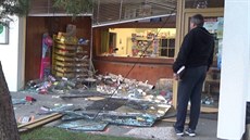 Invalidní řidič na Mělnicku najel do lékárny (25.10.2015). Invalidní řidič na Mělnicku najel do lékárny (25.10.2015).
