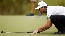 Alex Čejka hledá na turnaji v Las Vegas ideální cestu pro dráhu svého patu. Alex Čejka hledá na turnaji v Las Vegas ideální cestu pro dráhu svého patu.