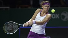 OBJETÍ KAMARÁDEK. Vítzná Petra Kvitová (elem) a Lucie afáová po souboji ve Wimbledonu. 