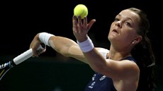 NA SERVISU. Agnieszka Radwaská na Turnaji mistry v Singapuru.