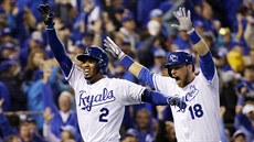 Alcides Escobar a Ben Zobrist z Kansas City Royals jásají v prvním utkání... Alcides Escobar a Ben Zobrist z Kansas City Royals jásají v prvním utkání...