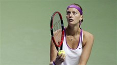 PÍPRAVA NA SERVIS. Petra Kvitová na Turnaji mistry v Singapuru.