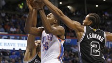 Kevin Durant z Oklahoma City se pokouí prosadit mezi dvojicí ze San Antonia -...