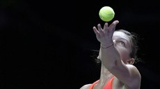 SERVIS. Simona Halepová na Turnaji mistry v Singapuru.