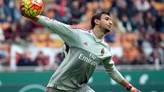 VELKÝ DEBUT. estnáctiletý branká Gianluigi Donnarumma hrál poprvé v soutním...