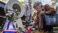 Kamenný náhrobek z dílny akademického sochaře Miroslava Machaly představuje řez... Kamenný náhrobek z dílny akademického sochaře Miroslava Machaly představuje řez...