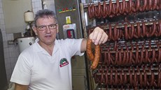 Milan Žabčík zaměstnává 13 lidí. Každý den v Trojanovicích zpracují kolem tuny... Milan Žabčík zaměstnává 13 lidí. Každý den v Trojanovicích zpracují kolem tuny...
