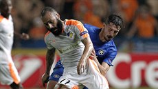 Vender (v popředí) z APOELu Nikósie v souboji s Kostasem Giannoulisem z... Vender (v popředí) z APOELu Nikósie v souboji s Kostasem Giannoulisem z...
