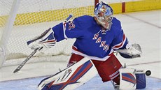 Antti Raanta hájí branku New York Rangers.