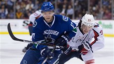 David Vrbata (vlevo) z Vancouveru vyhrává bruslaský souboj s T. J. Oshiem z...