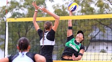 Barbora Hermannová (vpravo) smečuje během utkání na turnaji Světového okruhu v... Barbora Hermannová (vpravo) smečuje během utkání na turnaji Světového okruhu v...