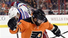 Radko Gudas (v popedí) z Philadelphie bojuje o puk s Derickem Brassardem z NY...