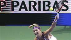 Petra Kvitová servíruje bhem utkání Turnaje mistry proti Angelique Kerberové.