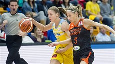 Kateřina Elhotová z USK Praha (vlevo) s míčem, stíhá ji Paoline Salagnacová z... Kateřina Elhotová z USK Praha (vlevo) s míčem, stíhá ji Paoline Salagnacová z...