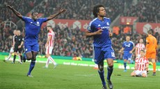 Loic Rémy z Chelsea (uprosted) po gólu do sít Stoke