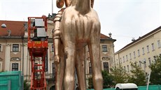 Nepomrn dlouhé nohy kon zvolil socha Jaroslav Róna proto, aby se socha...