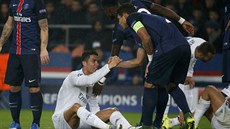 VSTÁVEJ, LOVE. Silva z PSG pomáhá na nohy Ronaldovi z Realu Madrid.