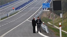 Necelých 10 kilometrů nové silnice 1/11 z Ostravy na Opavu ulevilo vloni hlavně... Necelých 10 kilometrů nové silnice 1/11 z Ostravy na Opavu ulevilo vloni hlavně...