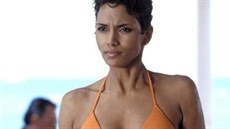 Halle Berry ve filmu Dnes neumírej (2002) pipomnla svým vystoupením z moe...