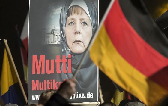 Mutti Multikulti. Angela Merkelová jako muslimka na plakát odprc imigrace v...