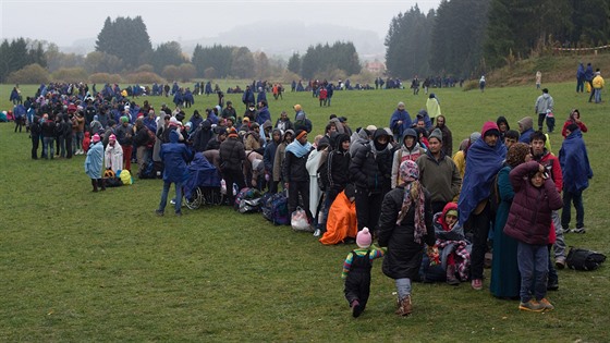 Uprchlíci u Wegscheidu ekají na pomoc úad a dobrovolník (29. íjna 2015)