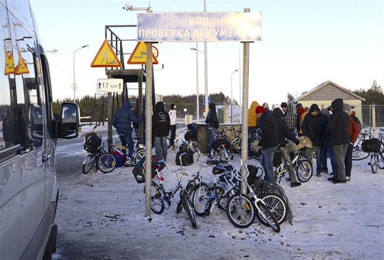 Uprchlíci pekraují na kolech rusko-norskou hranici (31. íjna 2015).