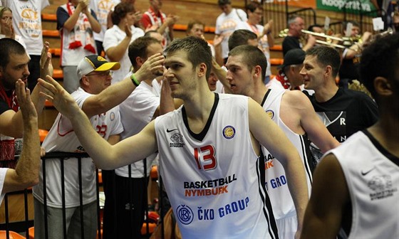 Nymburtí basketbalisté slaví výhru. S íslem 13 Martin Peterka.