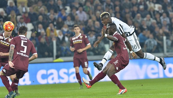 Paul Pogba z Juventusu Turín (v bílém) skóruje do sít FC Turín.