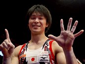 Japonský gymnasta Kohei U�imura slaví své �esté sv�tové zlato z víceboje.