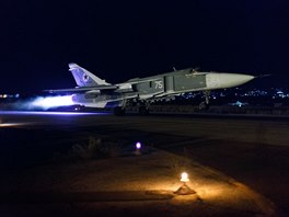 Rusk bombardr Su-24 na zkladn Hmmm v Srii (22. jna 2015)