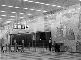 Pvodní podoba severního vestibulu stanice Moskevská (Andl) . Ze napravo...