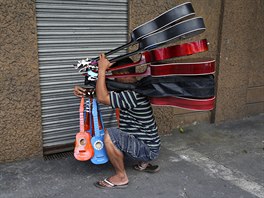 OBCHODNÍK. Filipínec Jimmy Dano prochází ulicemi Manily a prodává kytary i...
