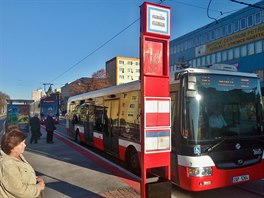 Zastávka u metra Petiny je spolená pro autobusy a tramvaje. Na rekonstruované...