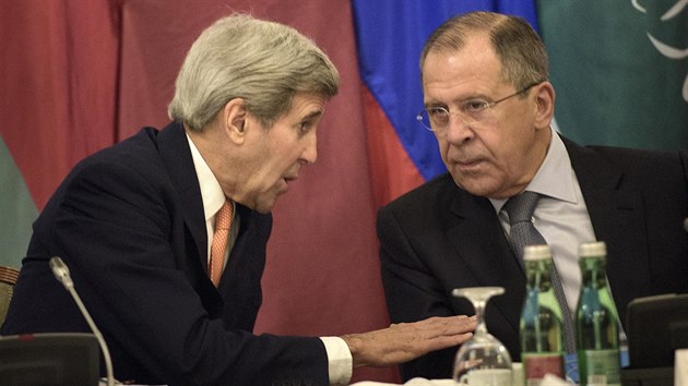 Americk ministr zahrani John Kerry a jeho rusk protjek Sergej Lavrov (vpravo) na jednn ve Vdni (30. jna 2015)