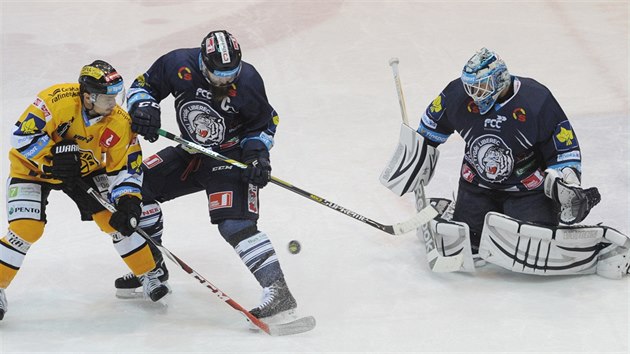 ance Litvnova ped libereckou brankou v utkn hokejov extraligy.